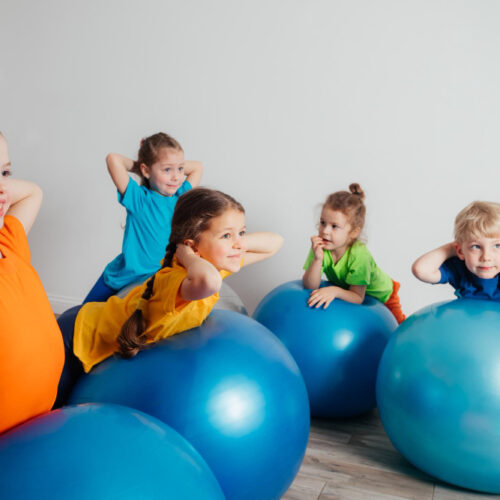 criancas-fazendo-exercicios-fisicos-em-grandes-fitballs